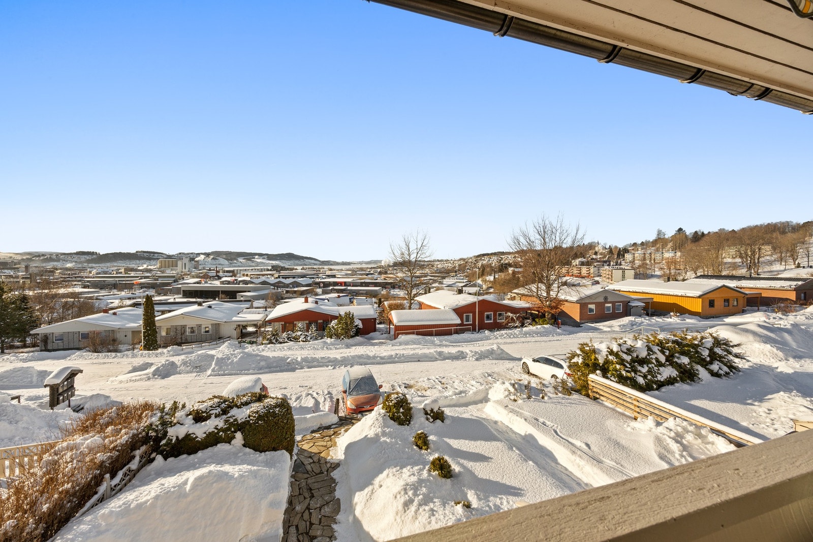 Flott utsikt over byen, mot fjord. Galleribilde
