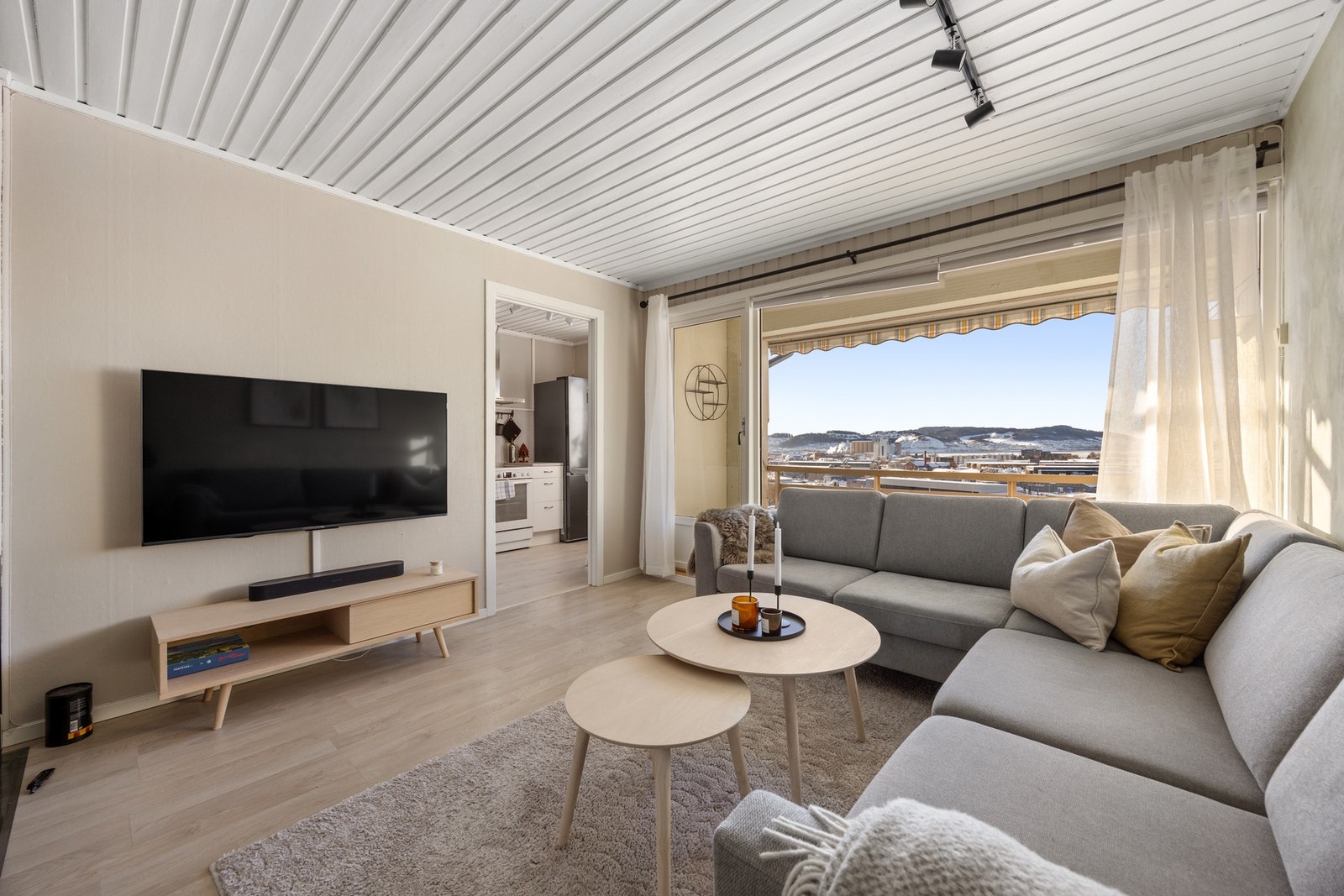 Innbydende stue med plass for både sofaseksjon og spisebord. Stort stuevindu og balkongdør (begge skiftet 2019), slipper inn utsikten. Galleribilde