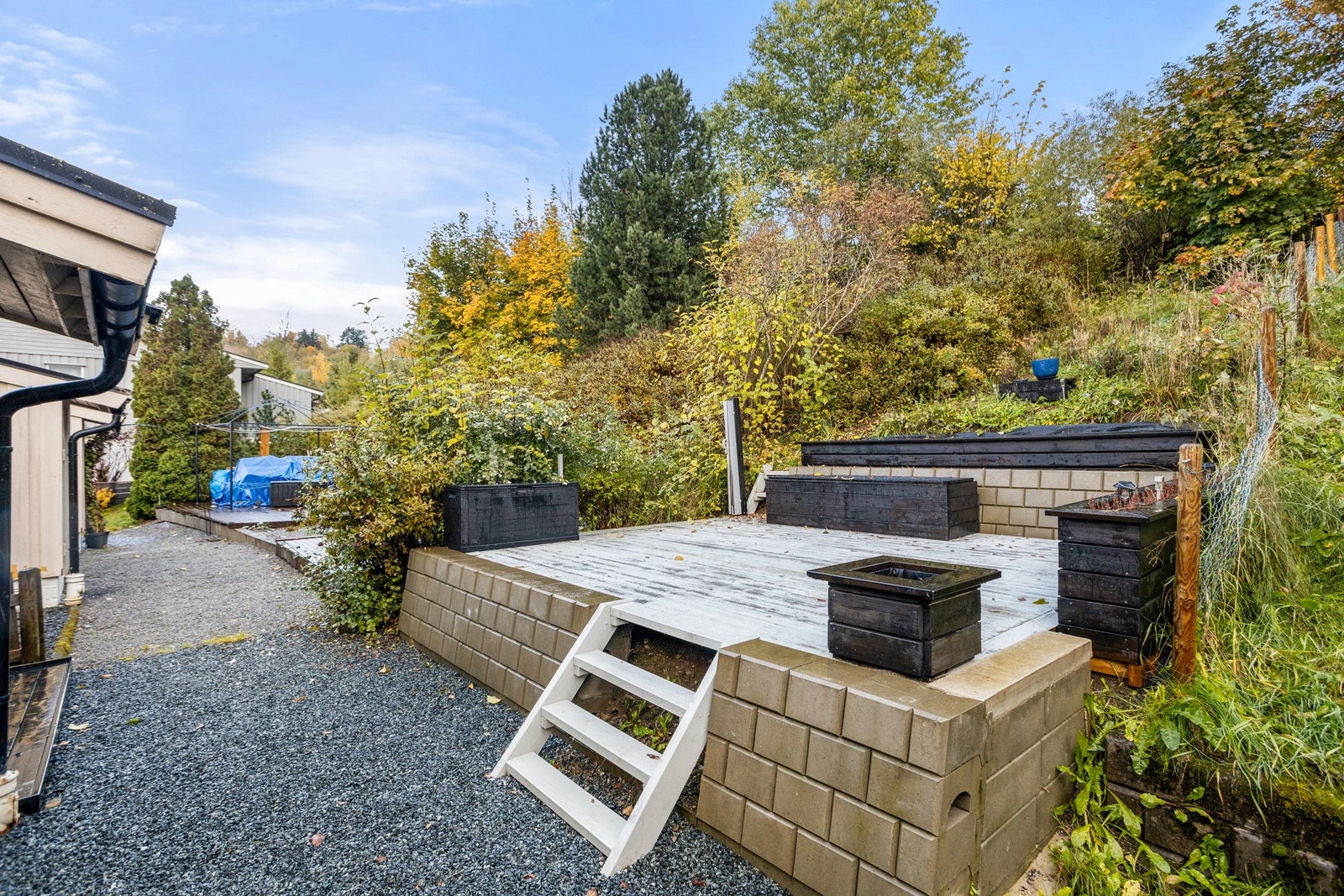 Bilde lånt fra tidligere salgsannonse for å illustrere terrasse i bakkant av bygget som leiligheten disponerer. Galleribilde