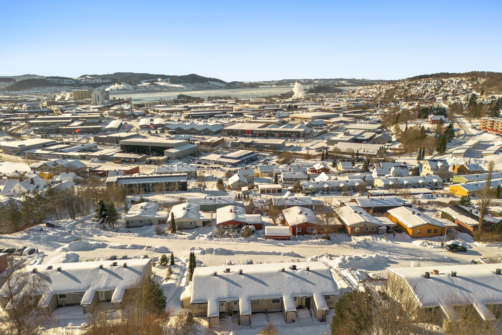 Kort avstand til alle sentrale servicefunksjoner, samt flotte turmuligheter like i nærområdet. Galleribilde