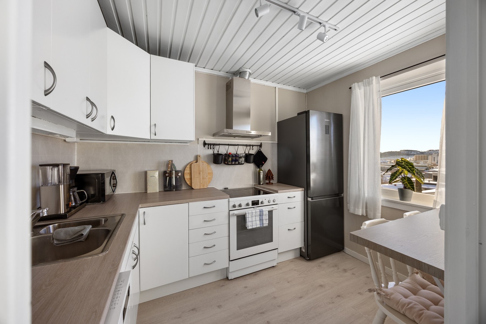 Romslig og praktisk innredning - godt med arbeidsplass. Galleribilde