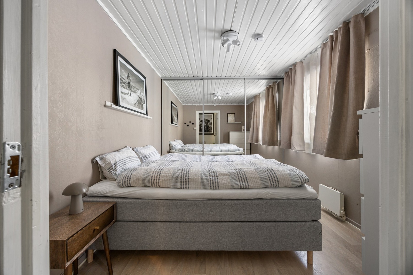 Soverom - ca. 10,5 kvm. God plass for dobbeltseng. Utstyrt med skyvedørsgarderobe. Galleribilde