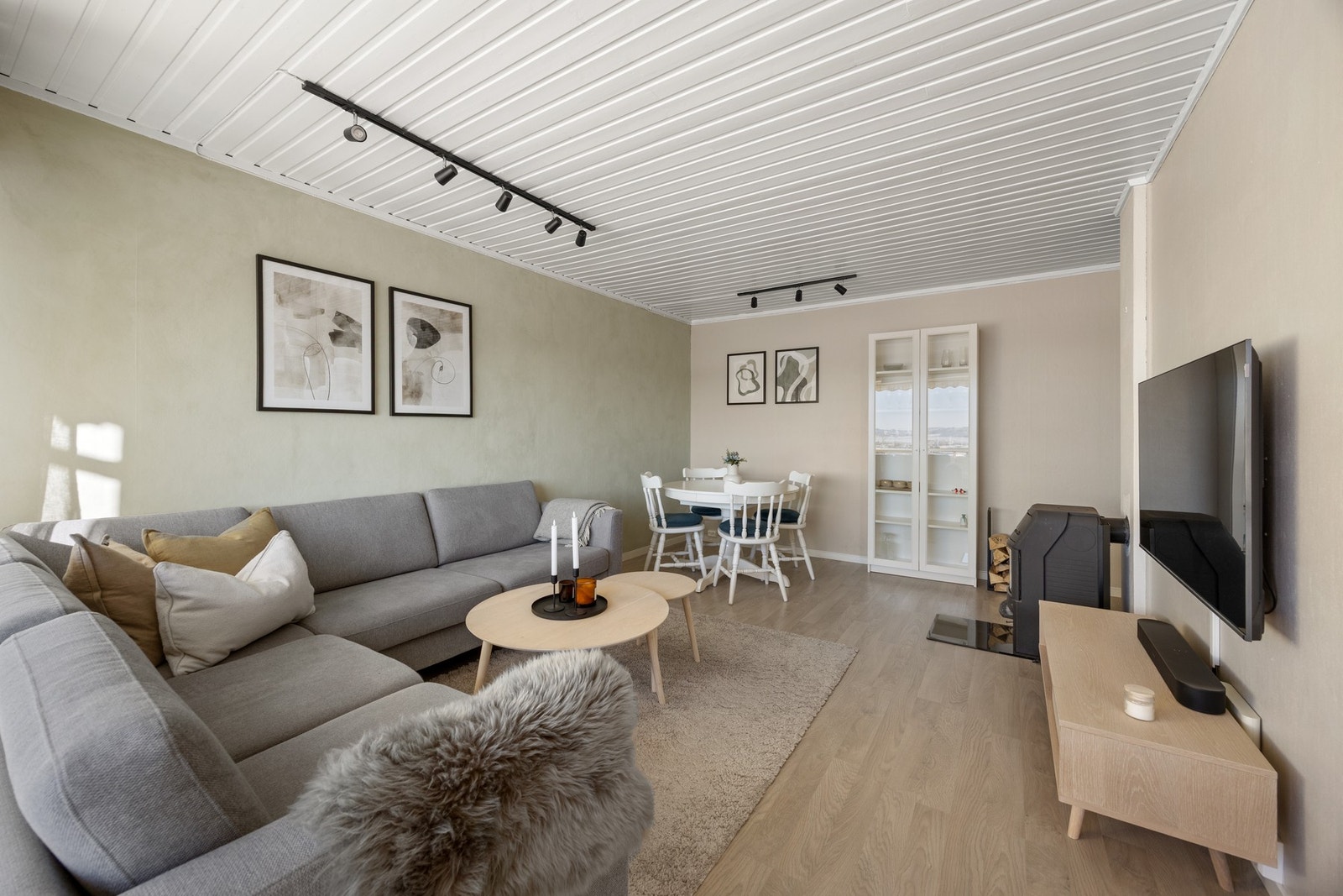 Det er installert vedovn som sikrer god oppvarming. Galleribilde