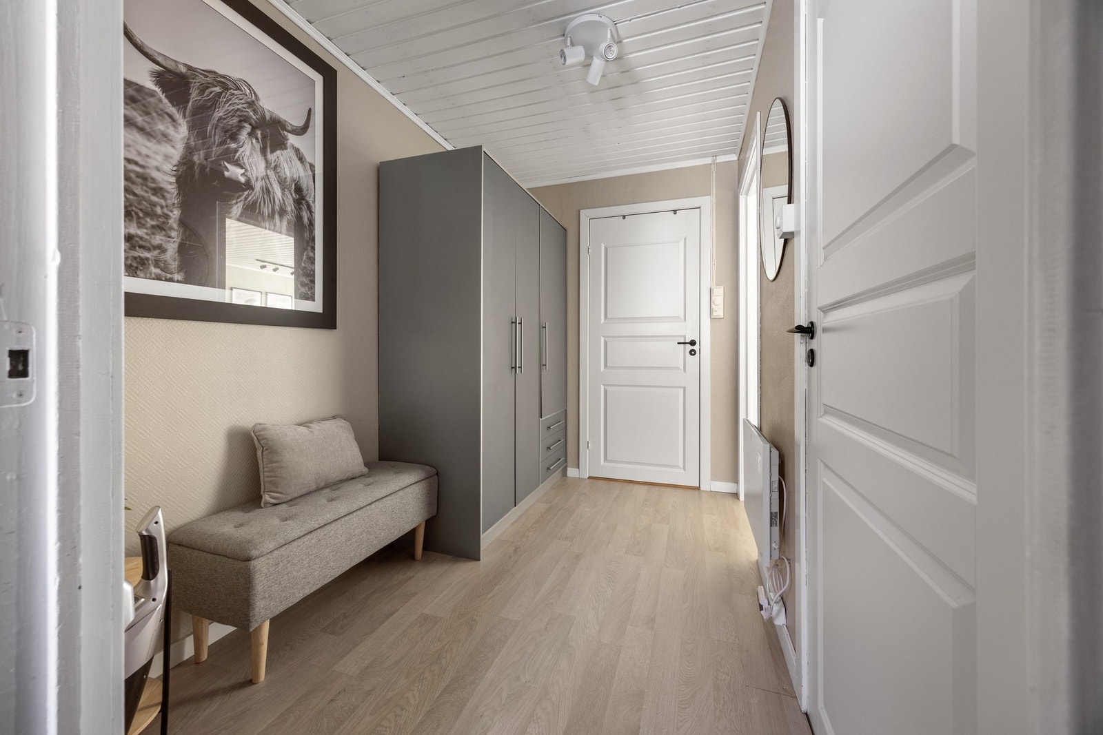 Gang - ca. 5,5 kvm. Innredet med garderobeskap. Galleribilde