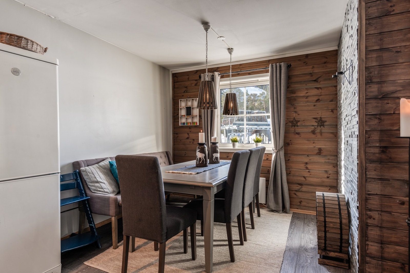 Plass for en spisegruppe i tilknytning kjøkken. Galleribilde
