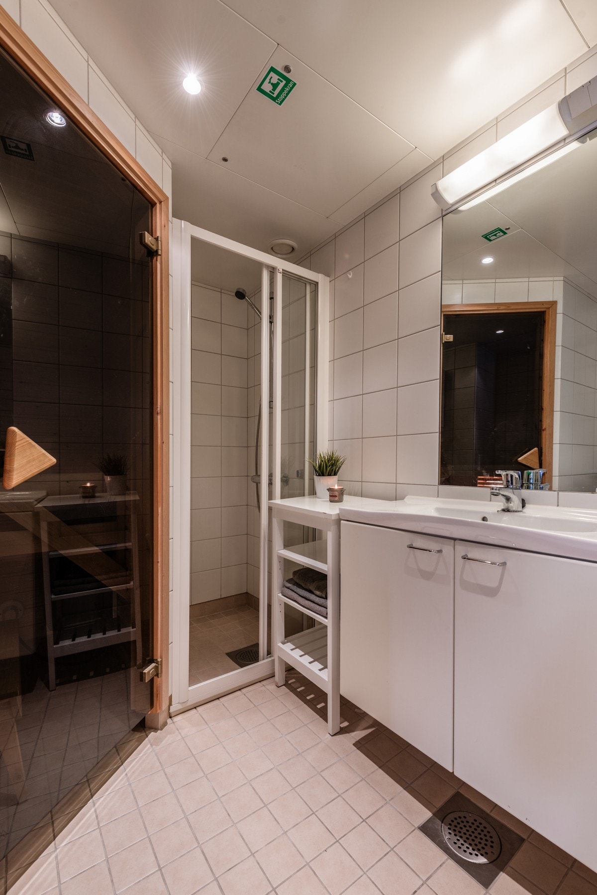 Servantinnredning, dusj med glassdører og toalett, samt opplegg for vaskemaskin. Galleribilde
