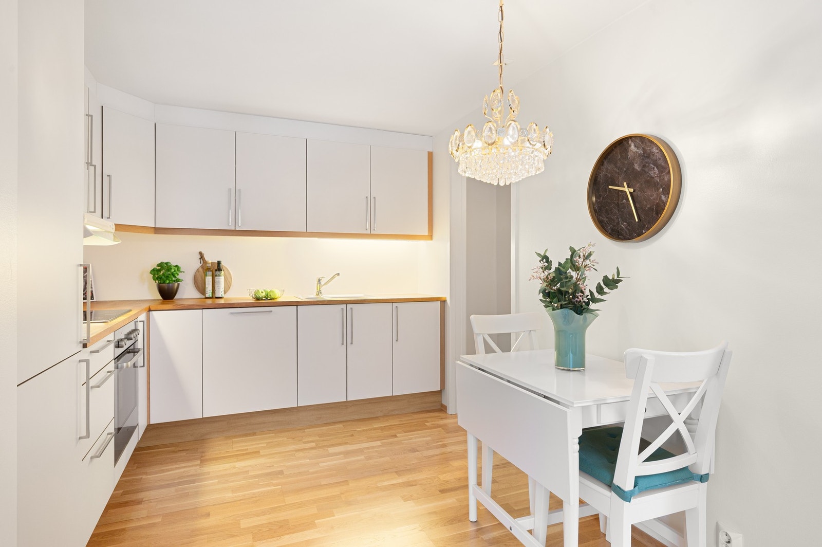 Her har man bl.a integrert platetopp, stekeovn, oppvaskmaskin og kjøle/fryseskap. Galleribilde