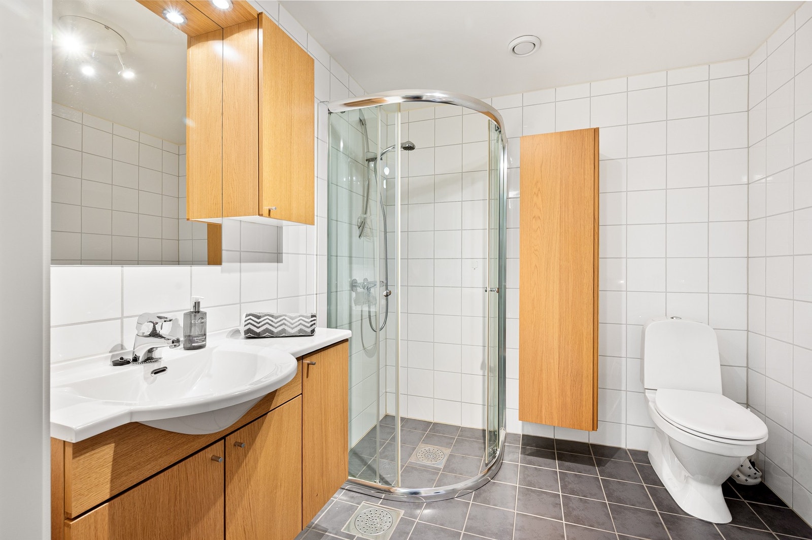 Pent flislagt bad på 4,6m² med alt man trenger. Galleribilde