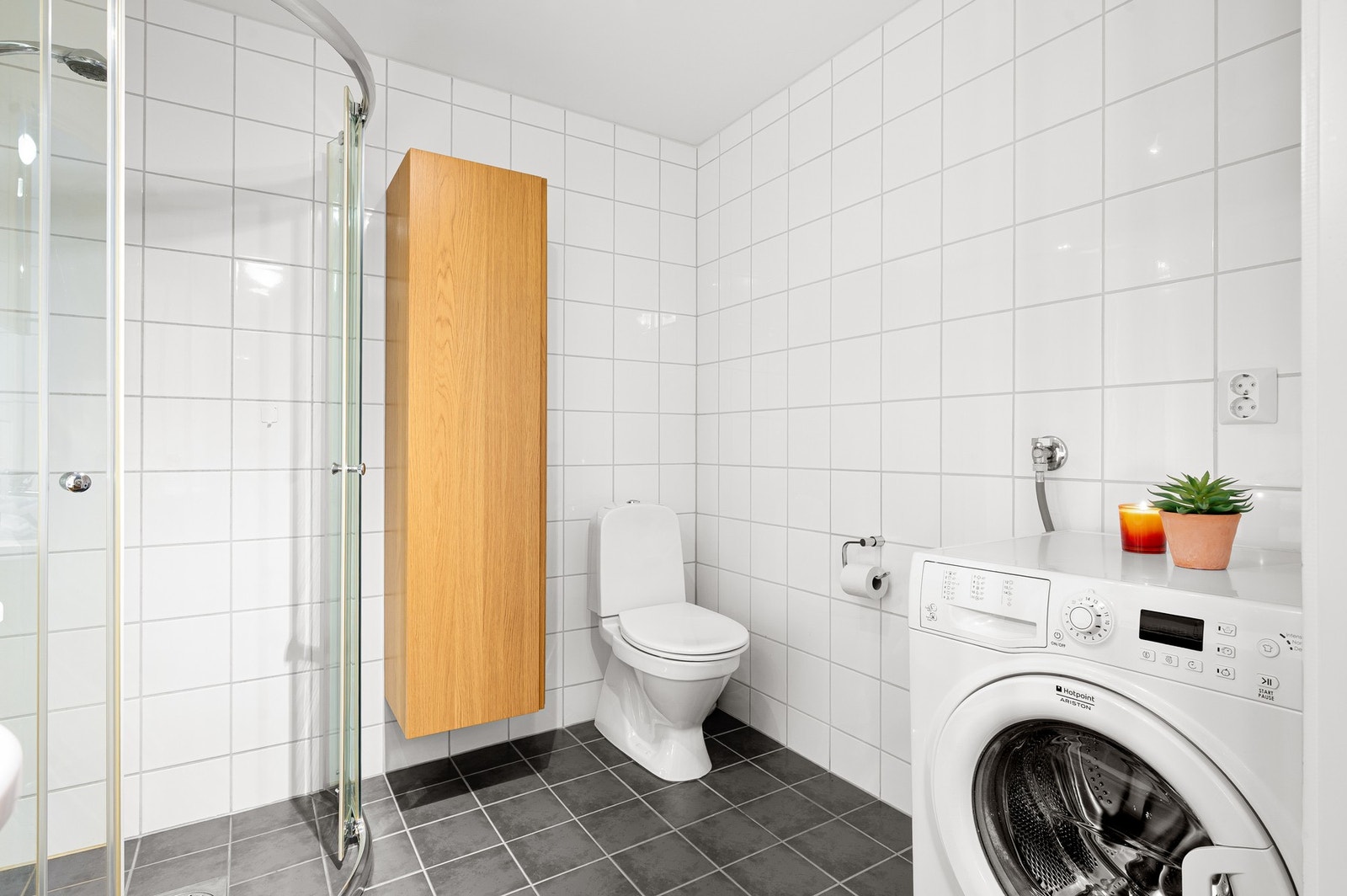 Her har man bl.a dusjhjørne med 2 stk. skyvedører, gulvmontert WC, servant med underskap, overskap, veggskap og speil. Galleribilde