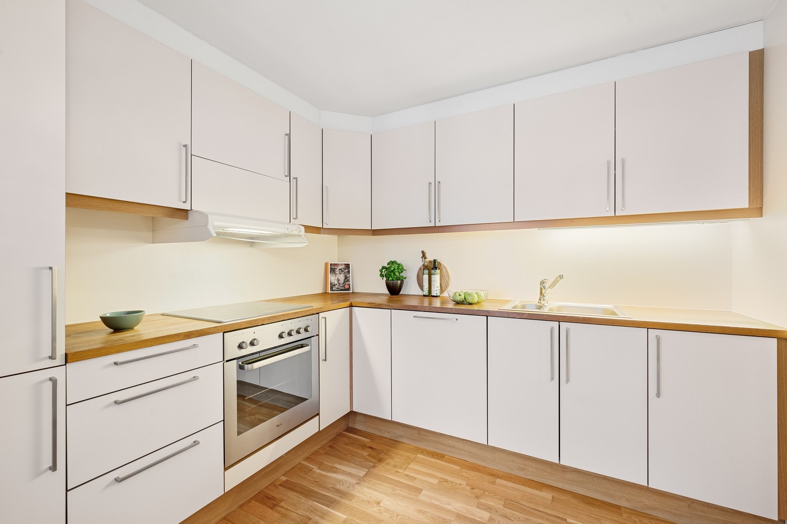 Her har man integrerte hvitevarer og mye skap- og benkeplass. Galleribilde