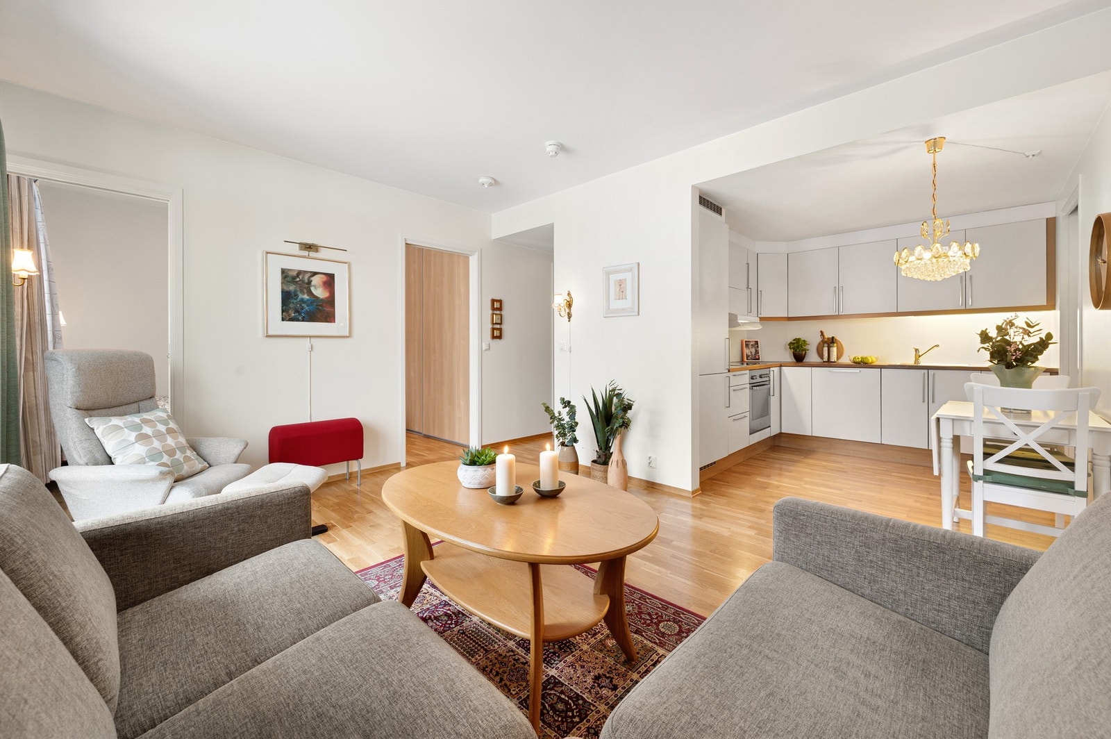 Fjernvarme og elektrisk oppvarming i tillegg til balansert ventilasjon gir en effektiv oppvarming og et sunt inneklima året rundt. Galleribilde