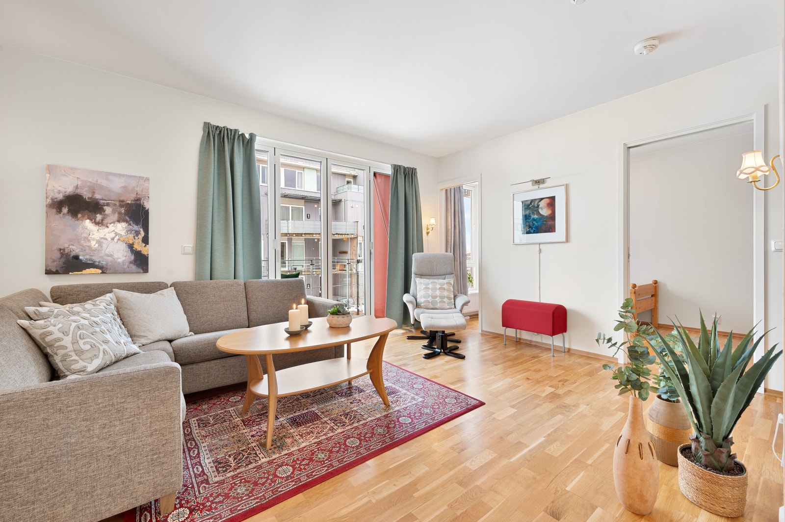 Store vindusflater som slipper inn rikelig med naturlig lys, noe som bidrar til en behagelig atmosfære. Galleribilde