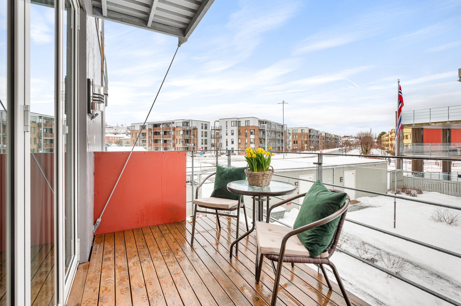 Balkongen er på 6,1m² med god plass til ønsket utemøblement. Galleribilde