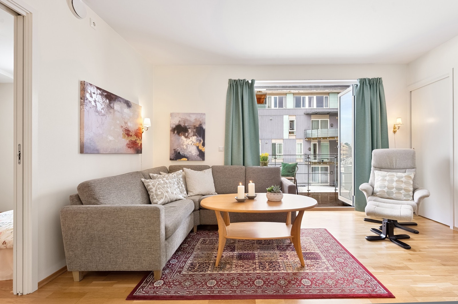 Åpen stue-/kjøkkenløsning på ca. 22,2m² med ypperlige møbleringsmuligheter. Galleribilde