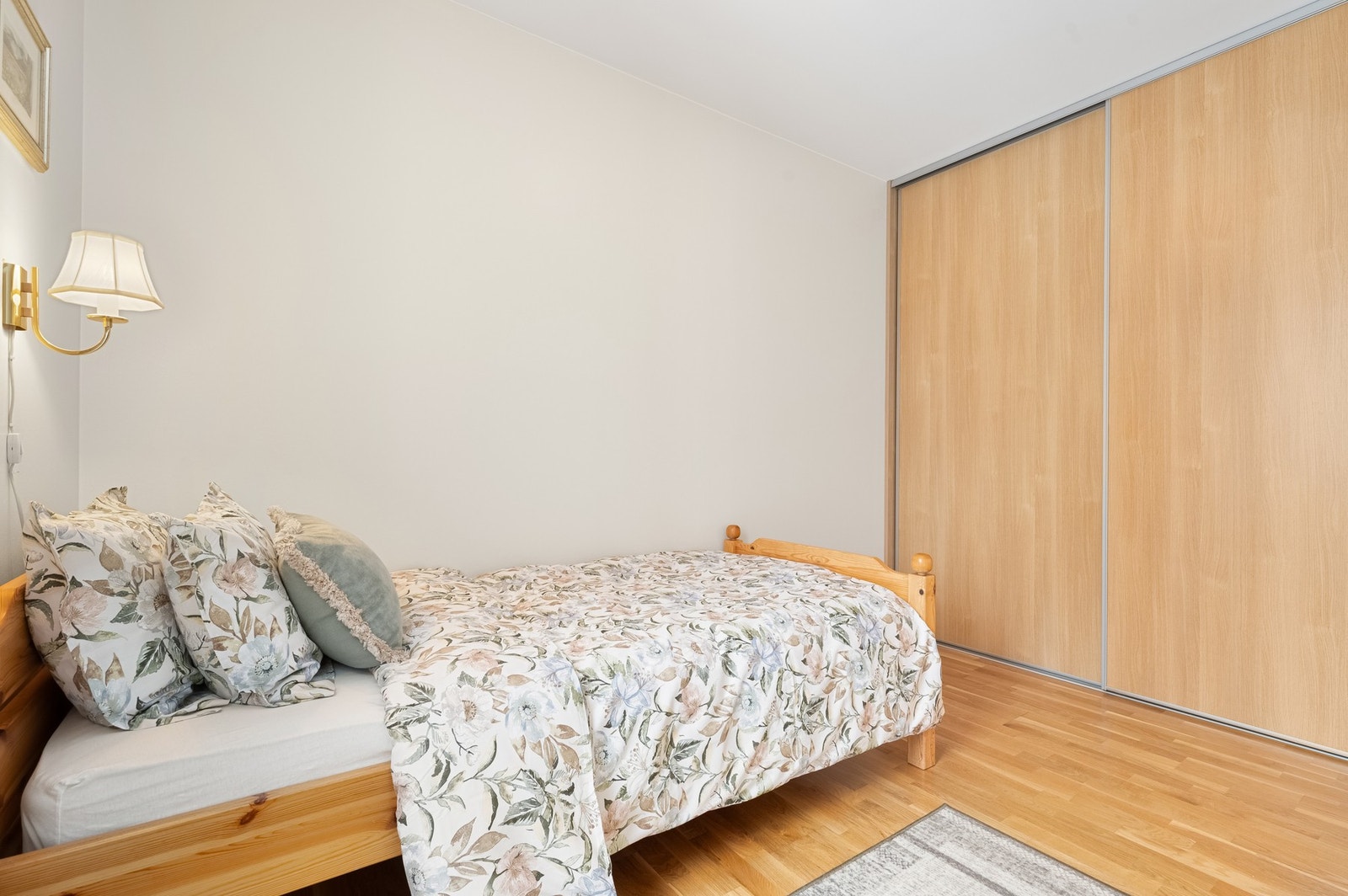 Her har man god plass til ønsket soveromsmøblement og en praktisk skyvedørsgarderobe. Galleribilde