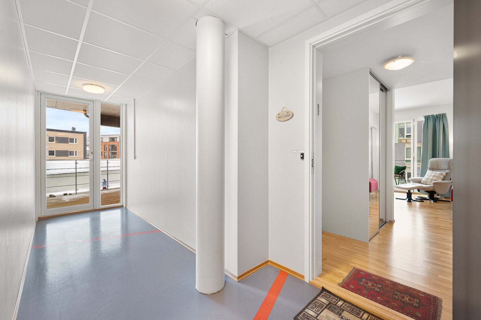 Like utenfor inngangspartiet har man utgang til en stor felles terrasse. Galleribilde