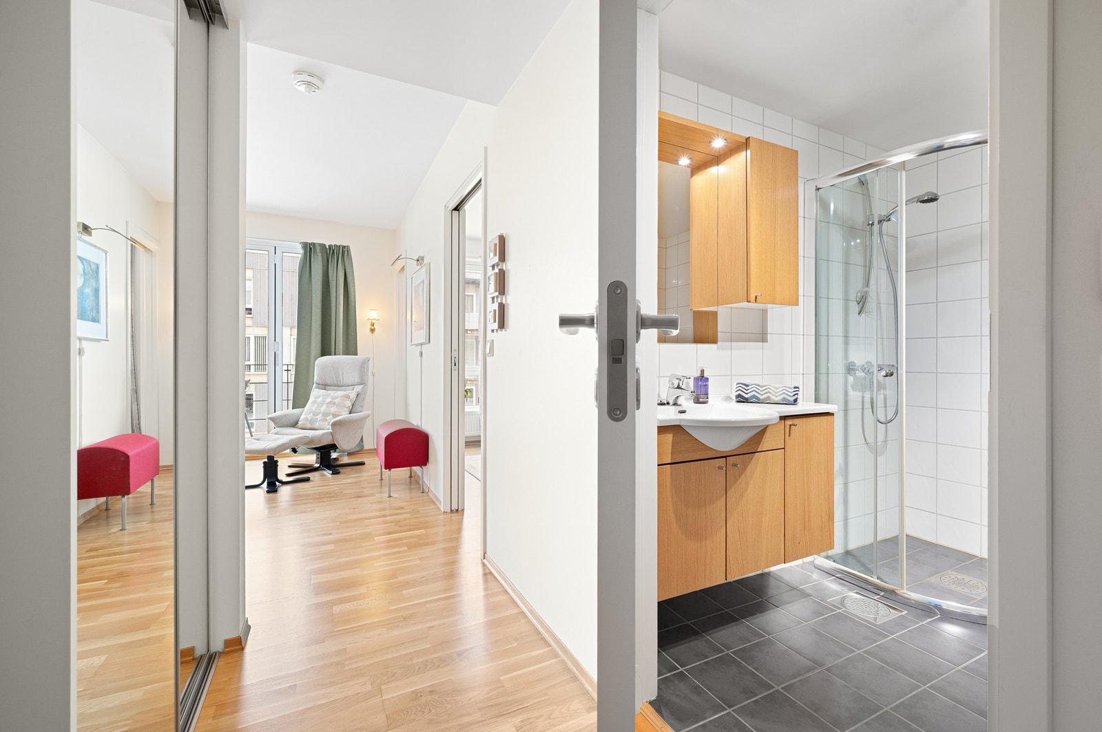 Romslig entré på 3,6m² med en praktisk skyvedørsgarderobe. Galleribilde