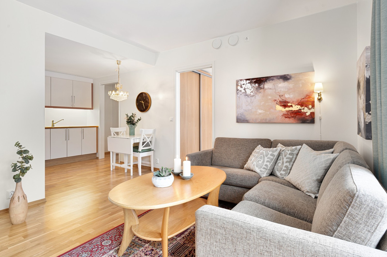 På stuen er det god plass til flere sittegrupper, stue- spise- og TV-bord. Galleribilde