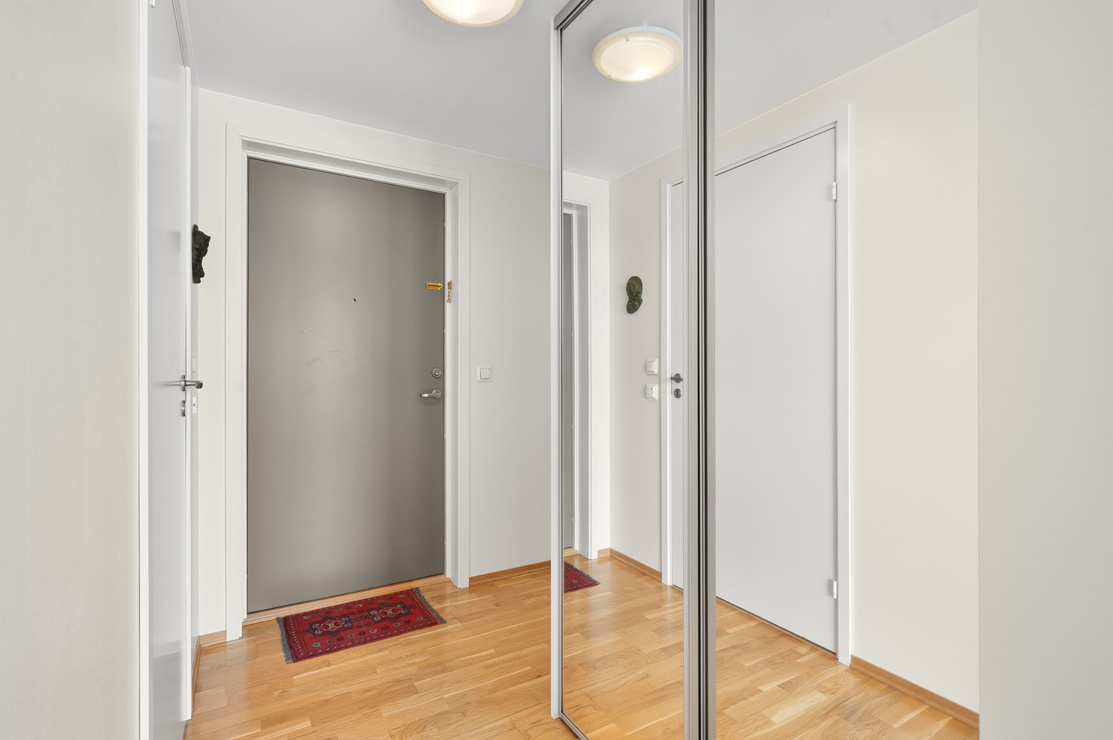 Her har man god plass til å henge fra seg klær og utstyr. Galleribilde