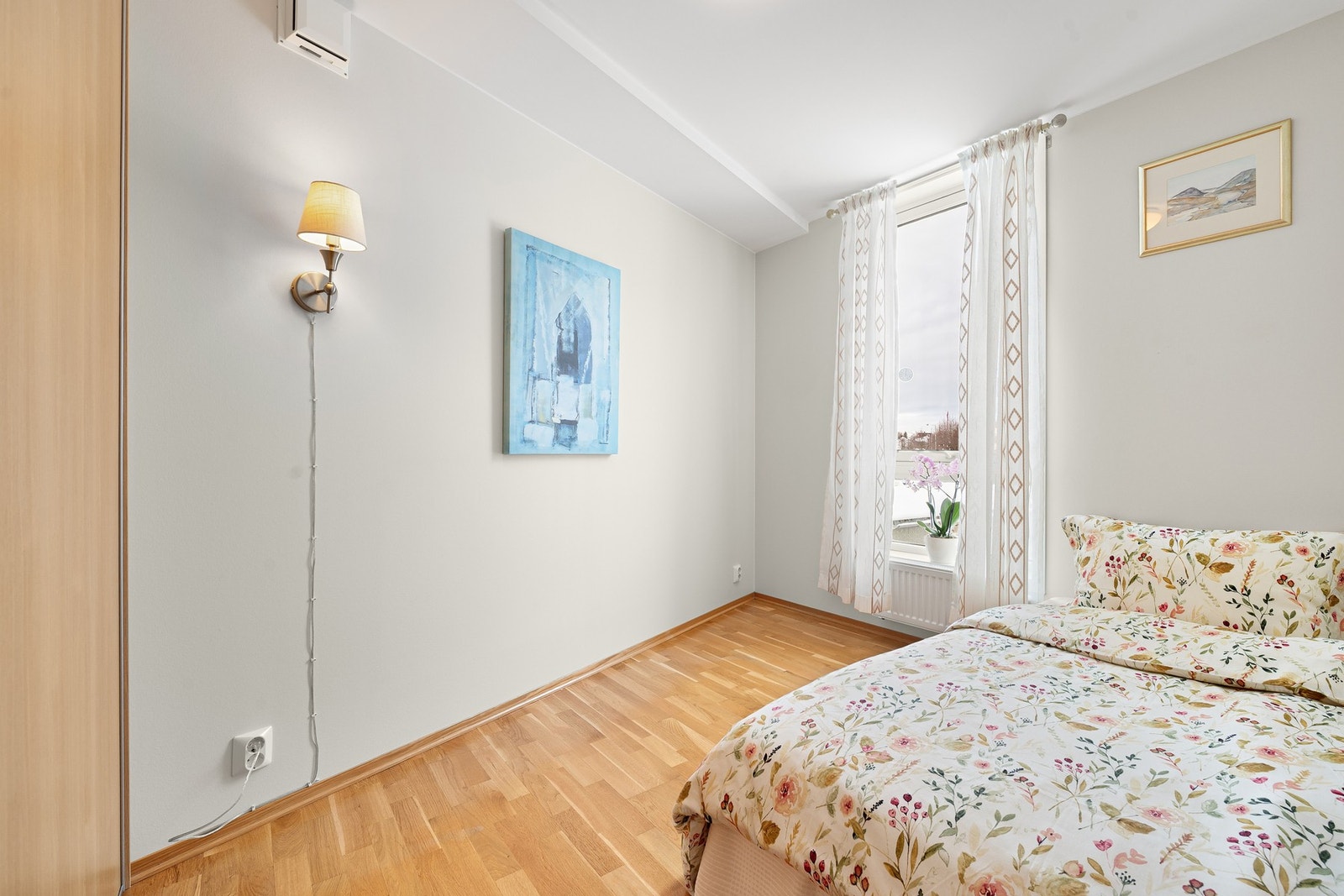 Her har man god plass til ønsket soveromsmøblement og en praktisk skyvedørsgarderobe. Galleribilde