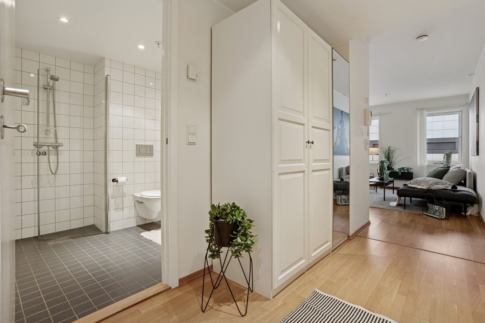 Det er lagt klassisk eikeparkett på gulv i alle oppholdsrom. Hele leiligheten er også nymalt. Galleribilde