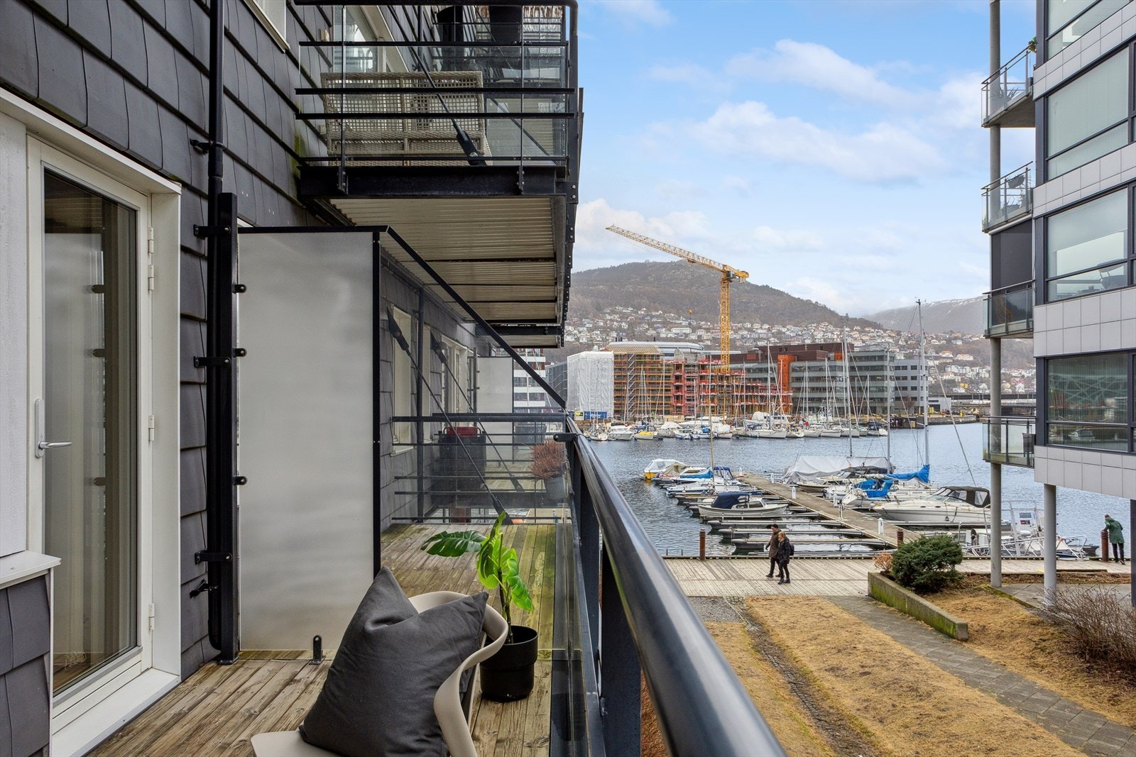 Fra stuen er det utgang til en herlig balkong med utsikt mot Puddefjorden, Fløyfjellet og Ulriken. Galleribilde