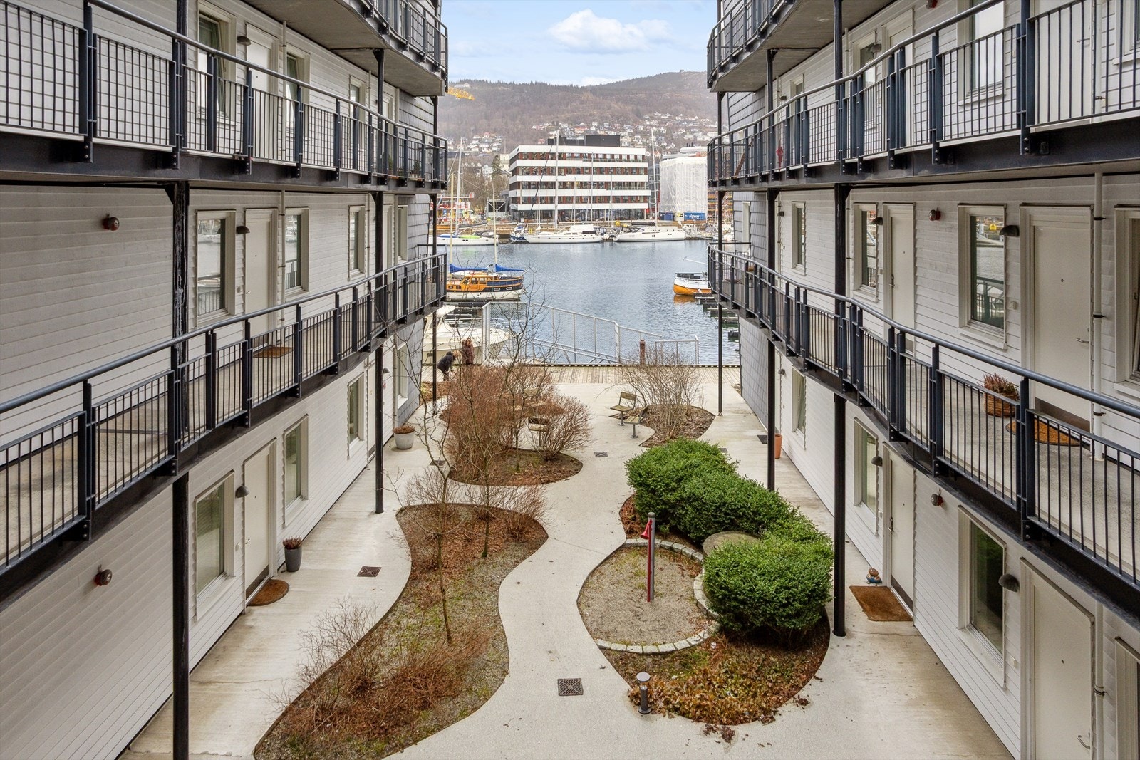 Parkmessig opparbeidet uteareal mellom de 2 byggene som utgjør Ternen borettslag. Galleribilde