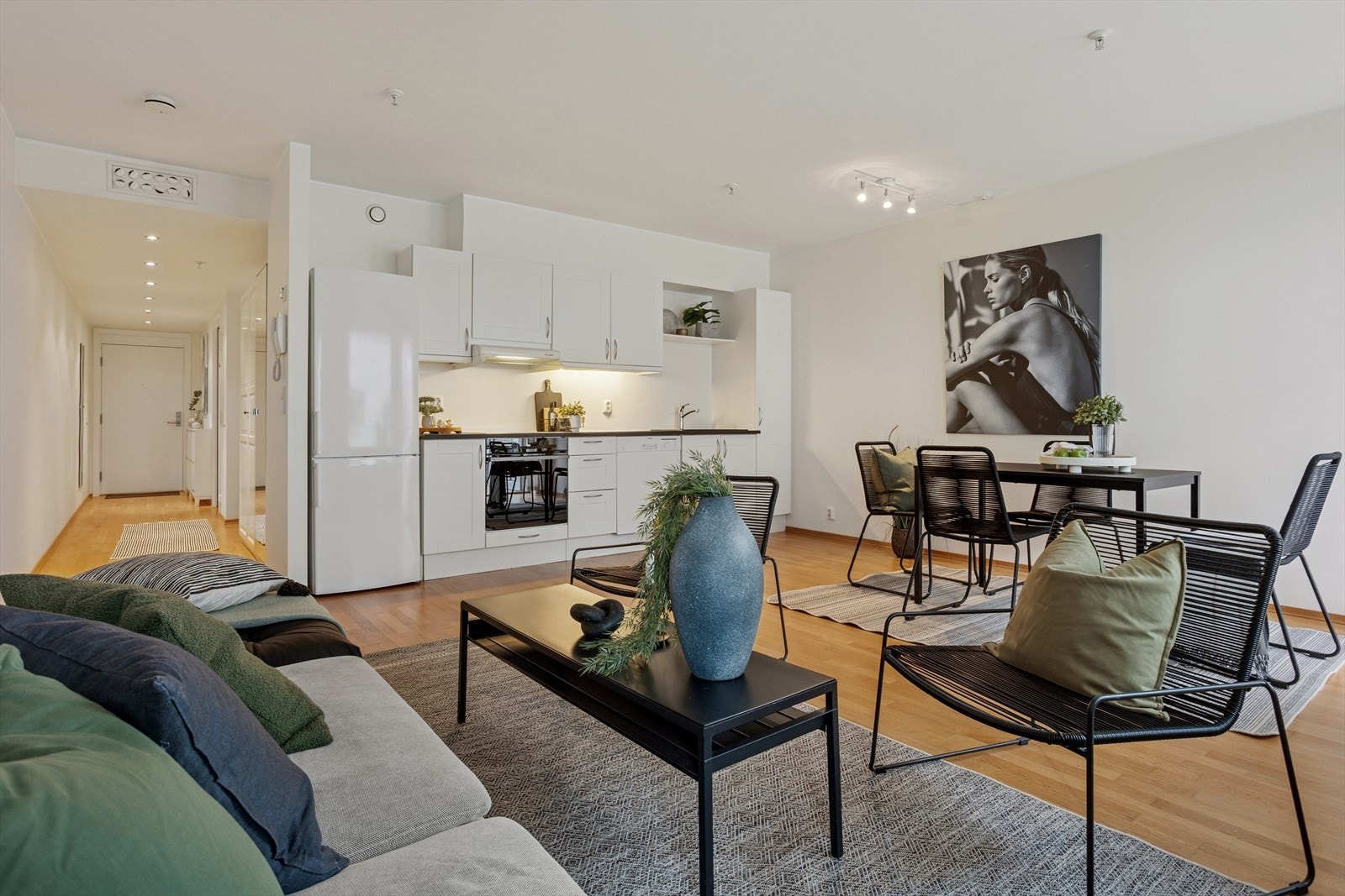 Åpen løsning mellom stue og kjøkken gir god arealutnyttelse. Galleribilde