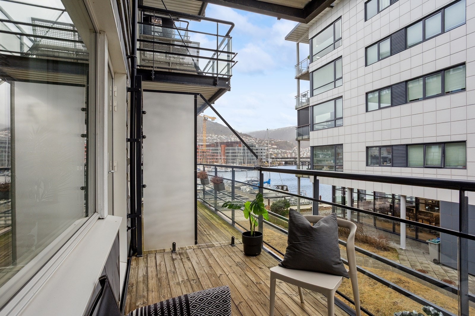 Her kan du nyte solen fra tidlig formiddag og frem til cirka klokken 16.00 midtsommers. Galleribilde