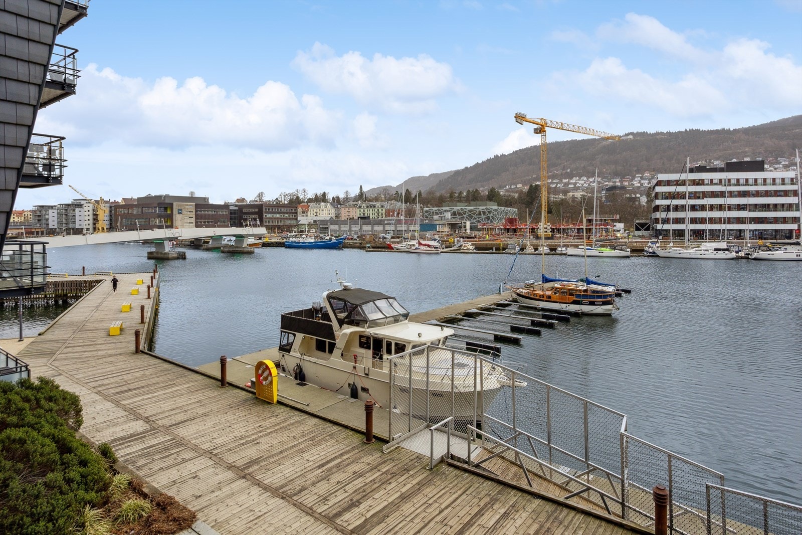Rett bortenfor leiligheten ligger gangbroen Småpudden som raskt og enkelt tar deg over til Møhlenpris og Marineholmen. Galleribilde