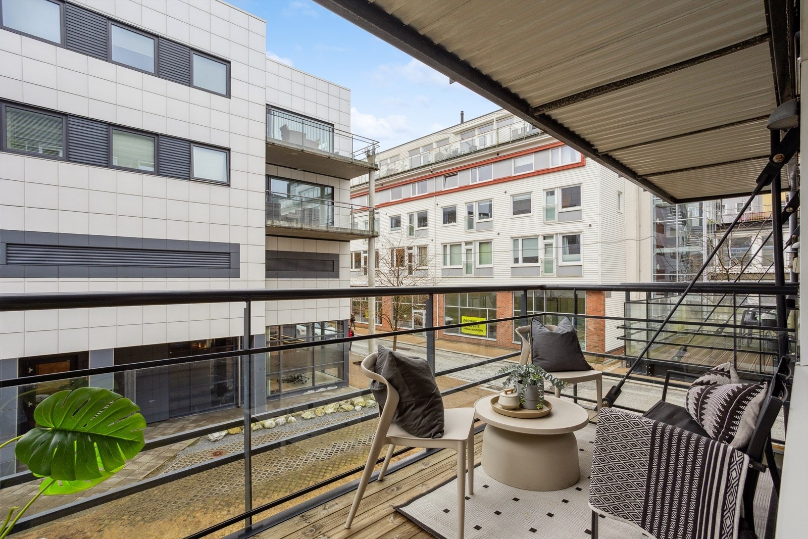 Fra stuen er det utgang til en overbygget altan på 8 kvm med tredekke. Galleribilde