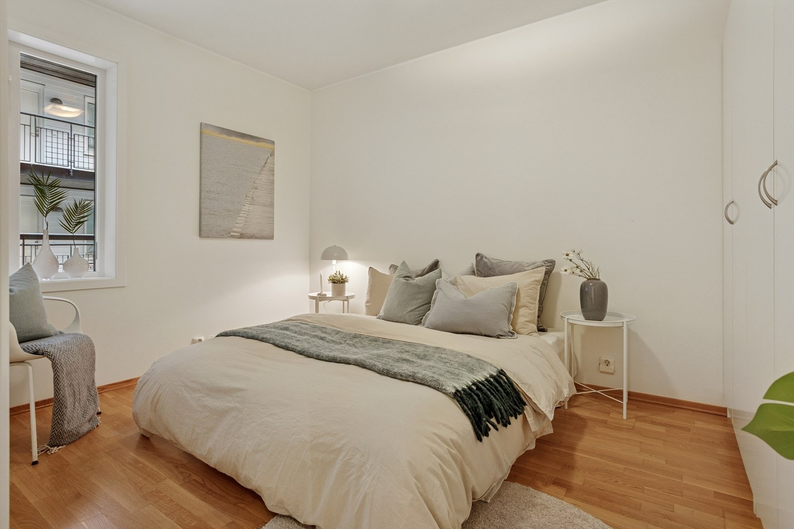 Luftig soverom av god størrelse med plass til både dobbeltseng og sidebord. Galleribilde