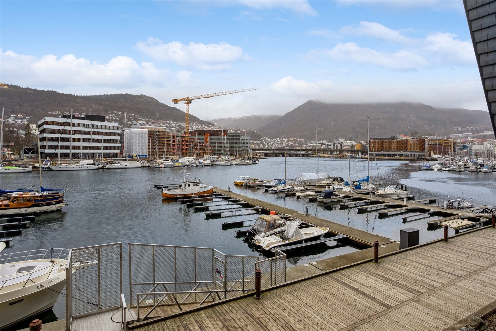 Boligkomplekset ligger like ved den flotte båthavnen og kaipromenaden ved Damsgårdssundet. Galleribilde