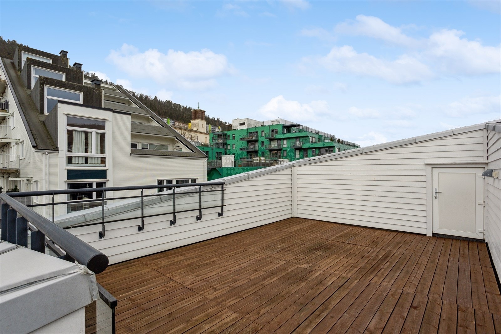 Her kan du nyte solen og en vidstrakt utsikt over Bergen by. Galleribilde