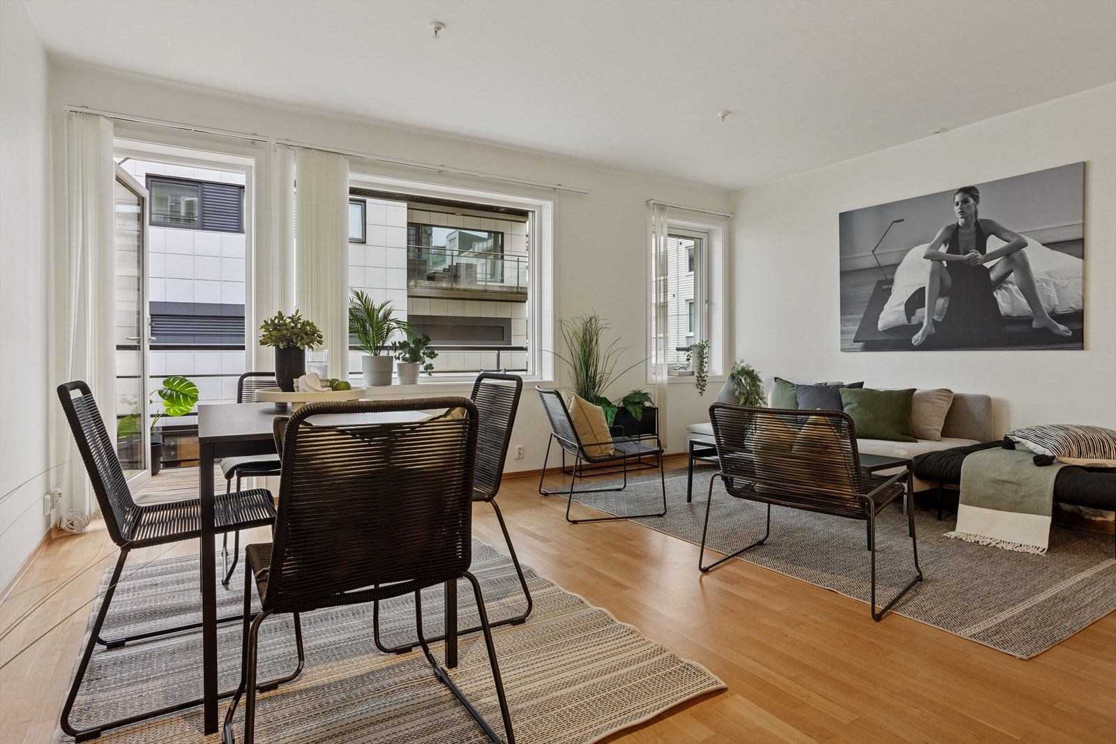 Her er det plass til både sittegruppe, spisebord og tv-løsning. Galleribilde