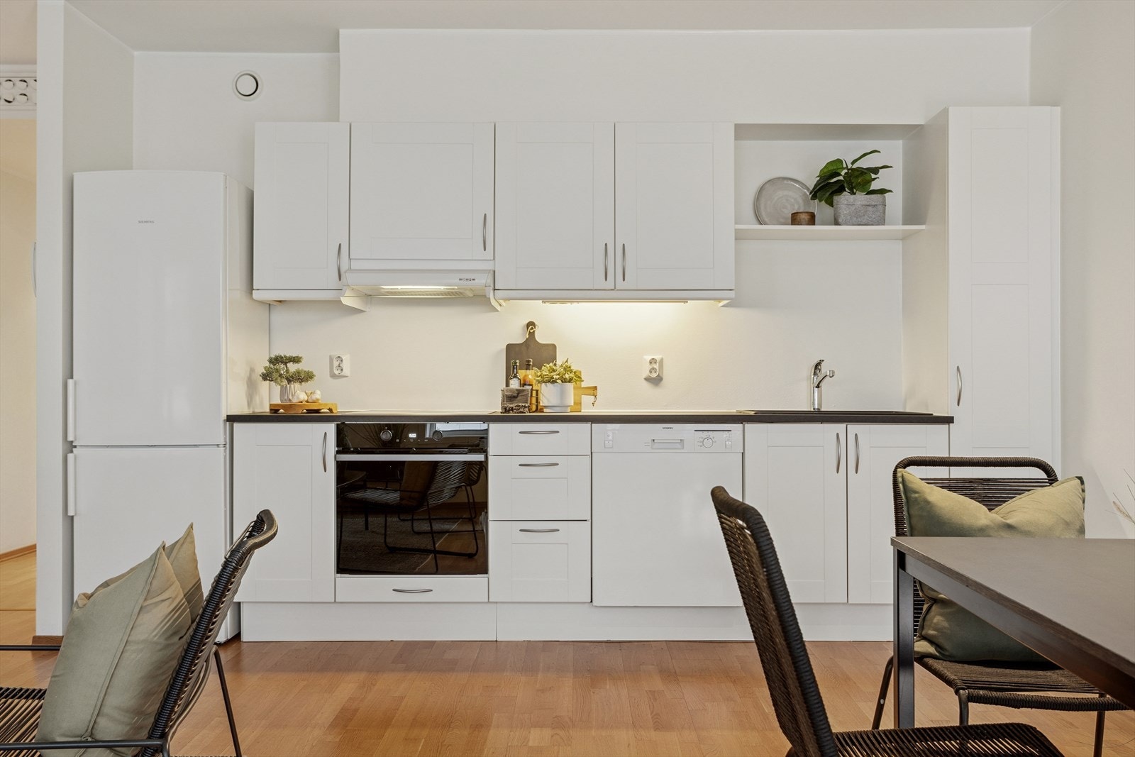 Stilrent kjøkken med helt nymontert benkeplate, utslagsvask, stekeovn og platetopp. Galleribilde