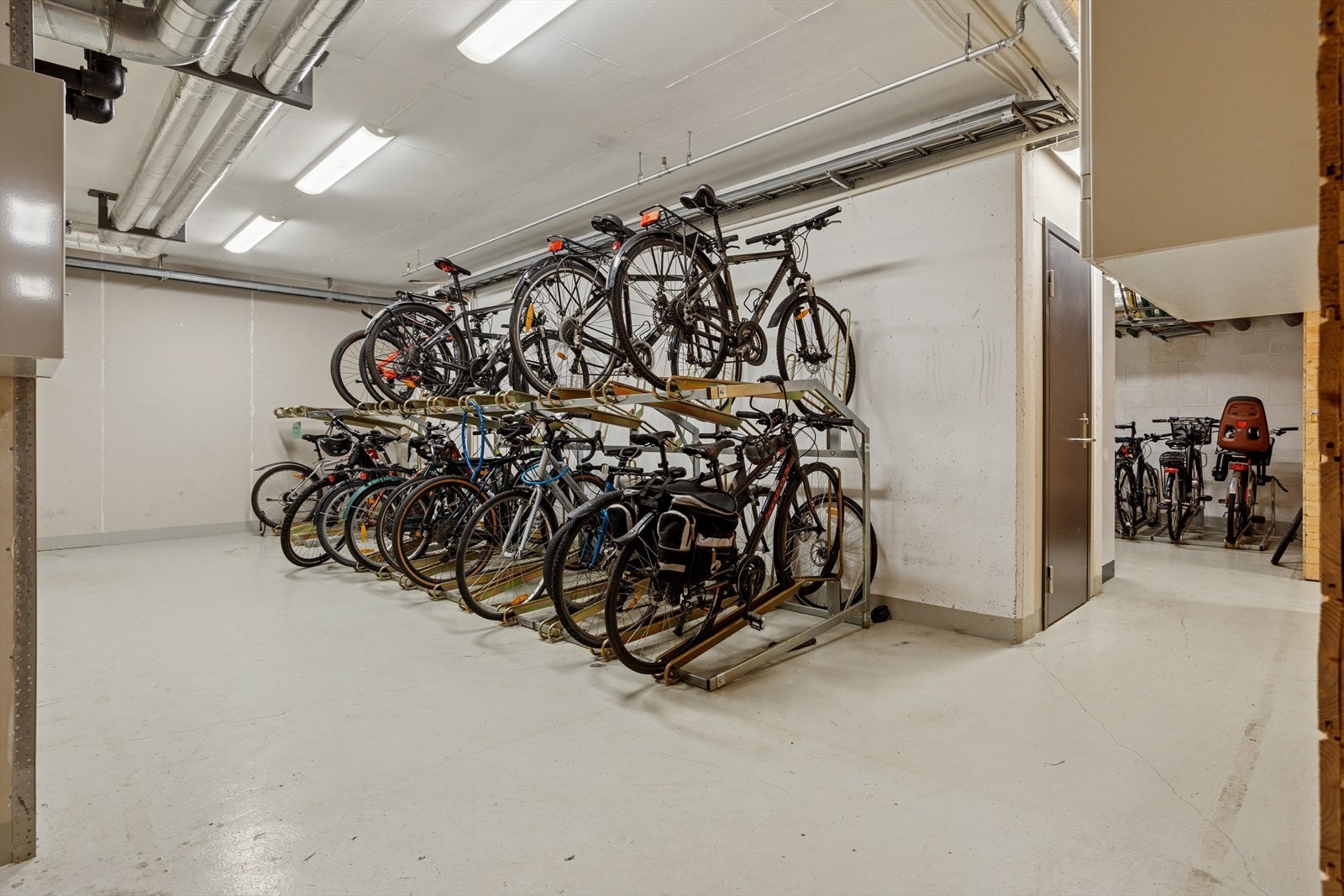Felles sykkelparkering i underetasjen hvor leiligheten også disponerer 2 boder. Galleribilde