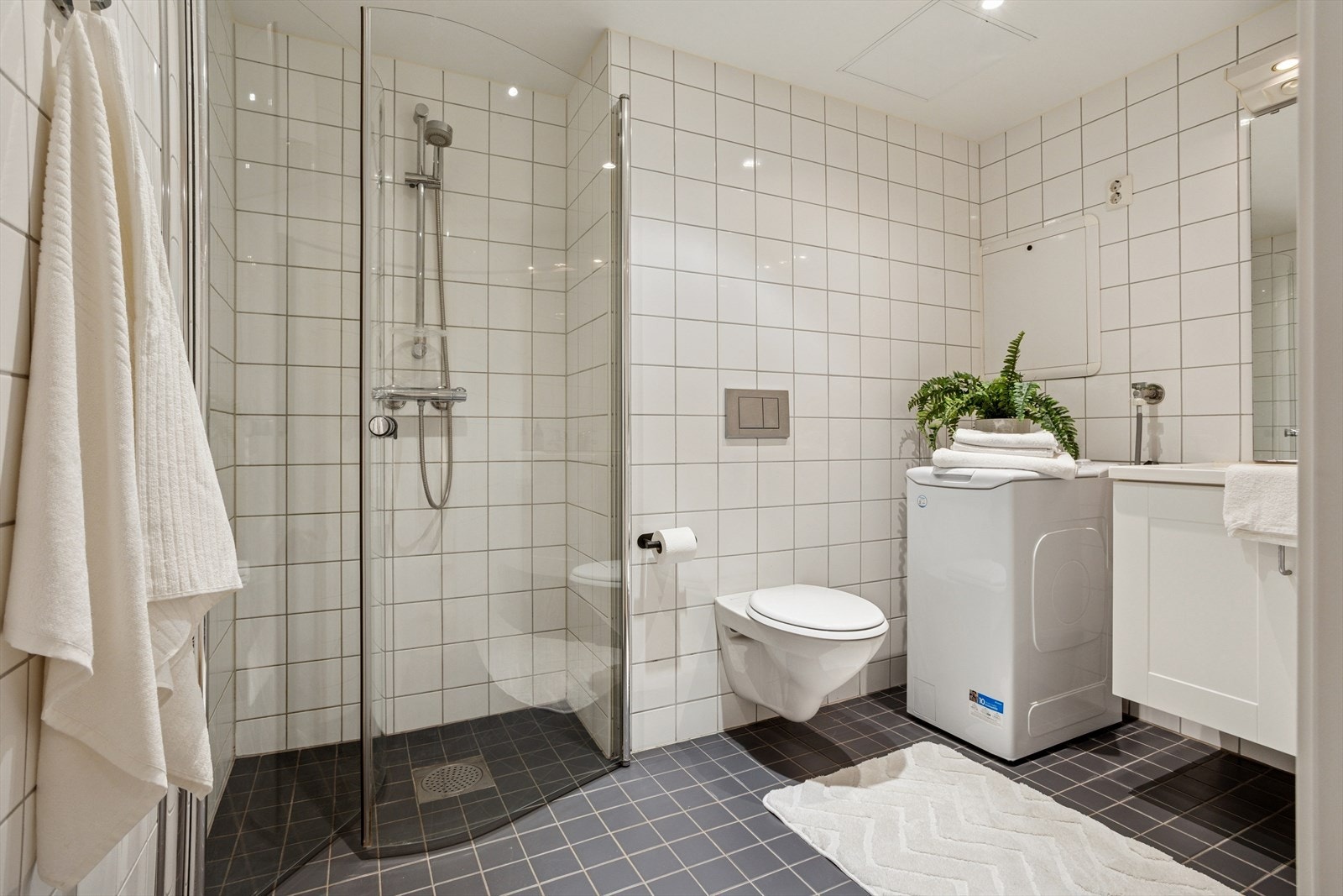 Moderne, helfliset baderom med gulvvarme og "rør-i-rør" system. Galleribilde