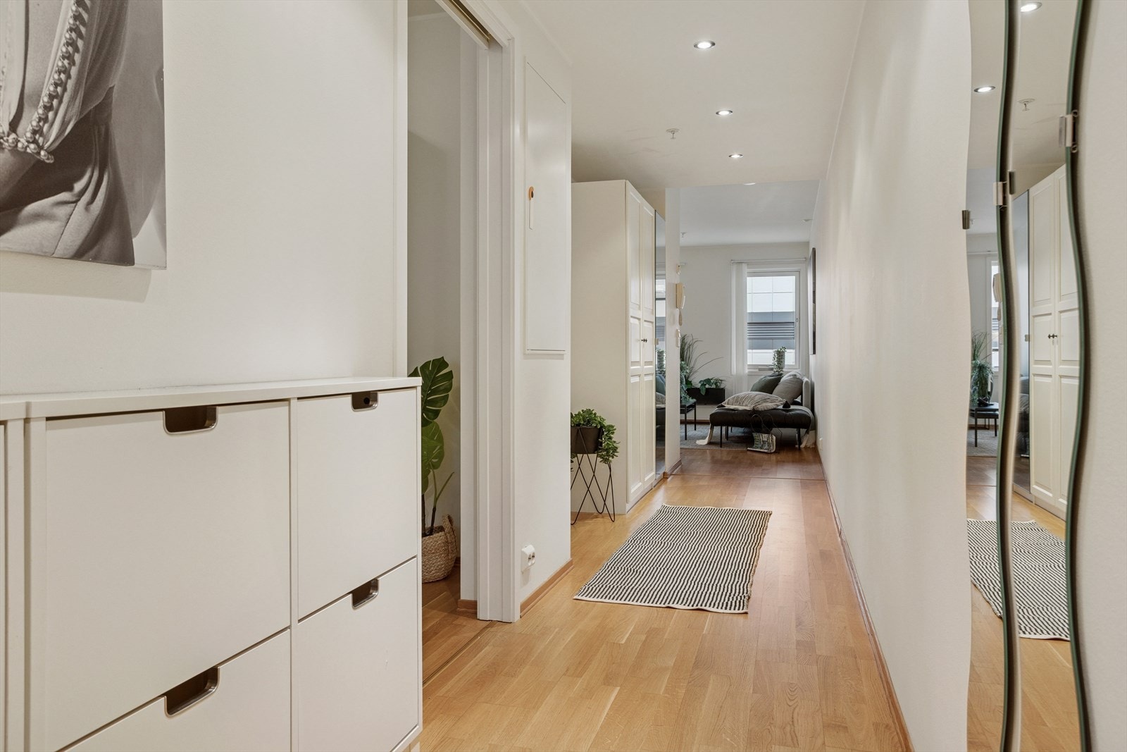 Både skohylle og garderobeskap i gangen medfølger i salget uten ekstra kostnad. Galleribilde