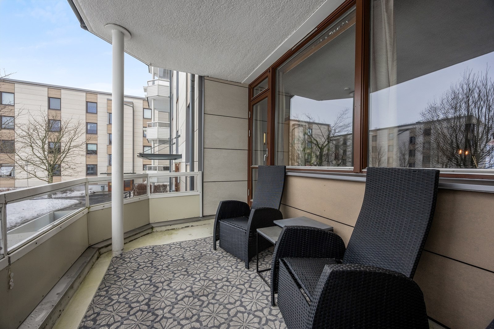 Balkongen på 8 m² har adkomst fra stuen og fungerer som en fin forlengelse av leiligheten. Galleribilde