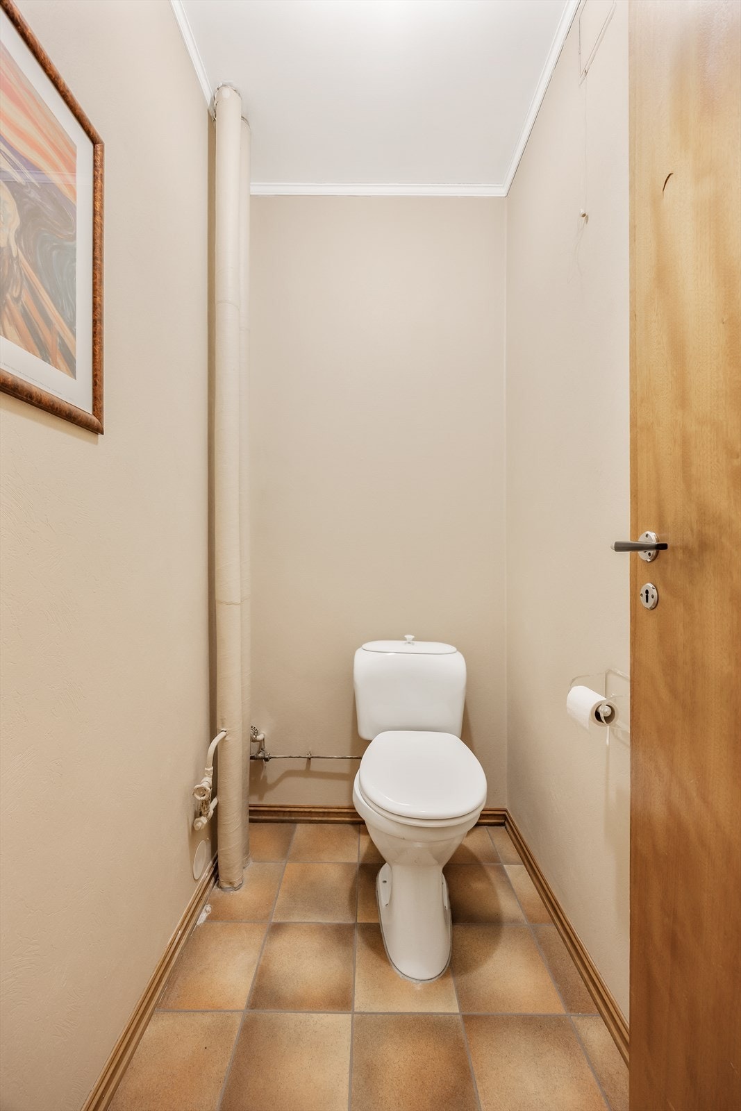 Leiligheten har et separat toalettrom med vinylbelegg på gulv og tapetserte vegger. Galleribilde