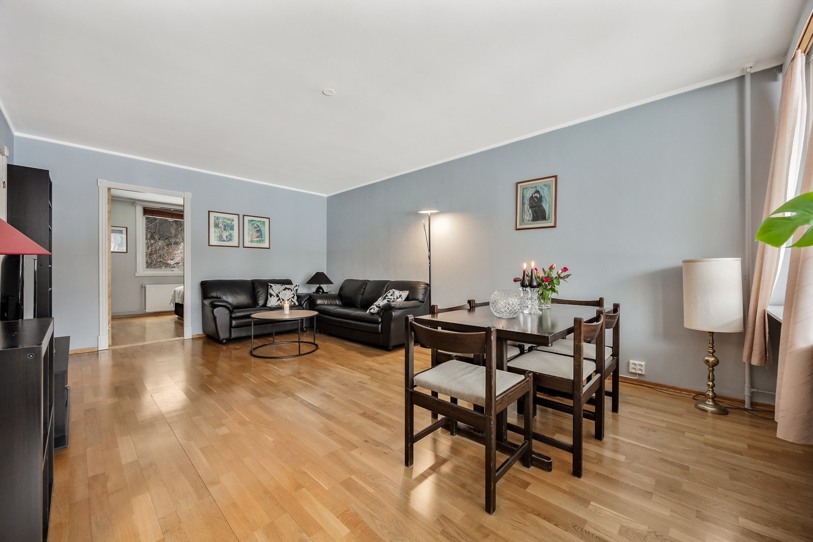 Rommet har god plass til både sofagruppe og spisebord. Galleribilde