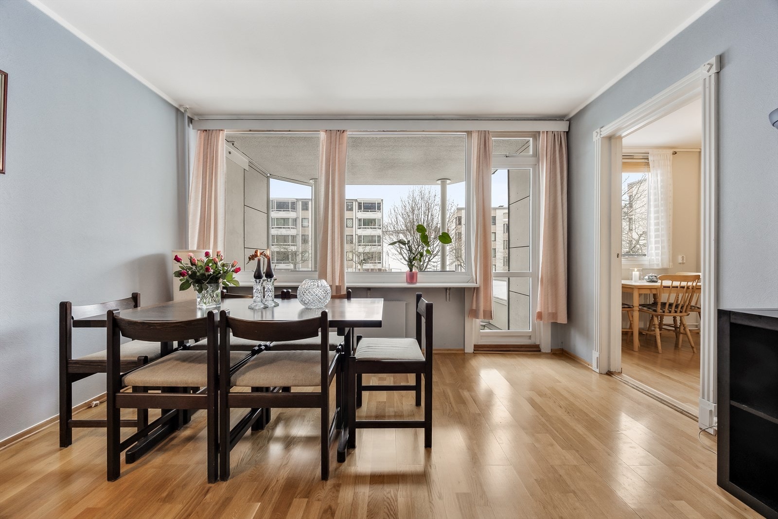 Gode vindusflater slipper inn godt med dagslys og gir en åpen atmosfære. Galleribilde