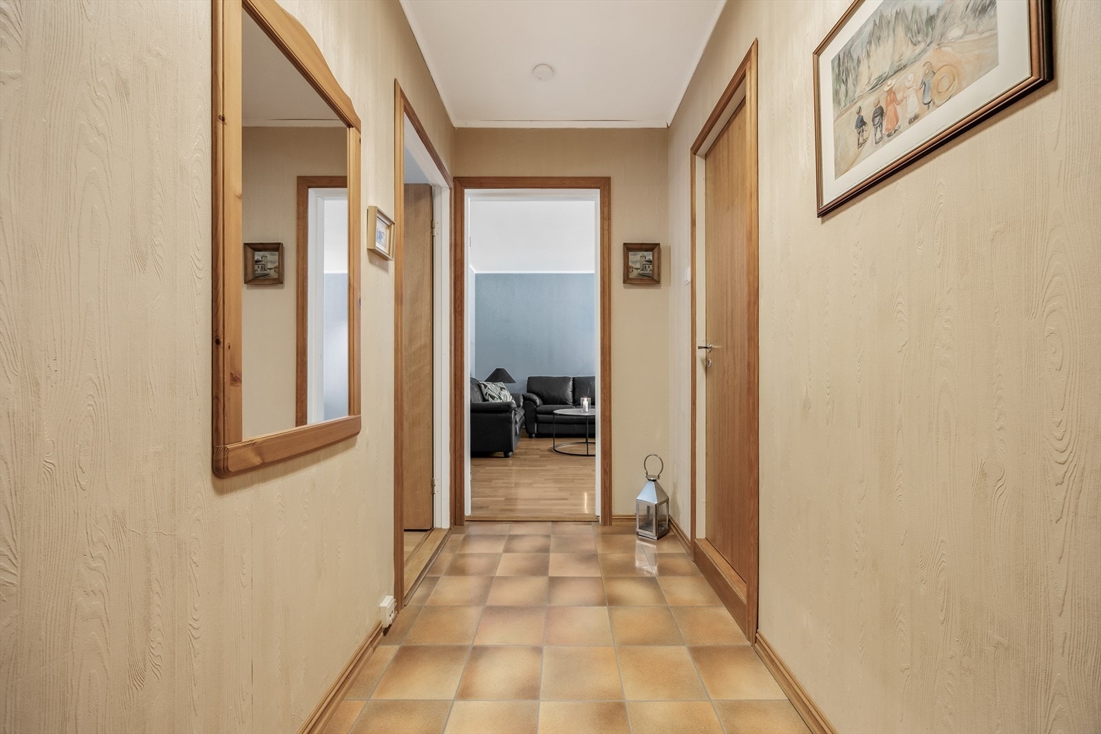 Fra gangen ledes du videre inn i stuen, som er leilighetens sentrale samlingspunkt. Galleribilde