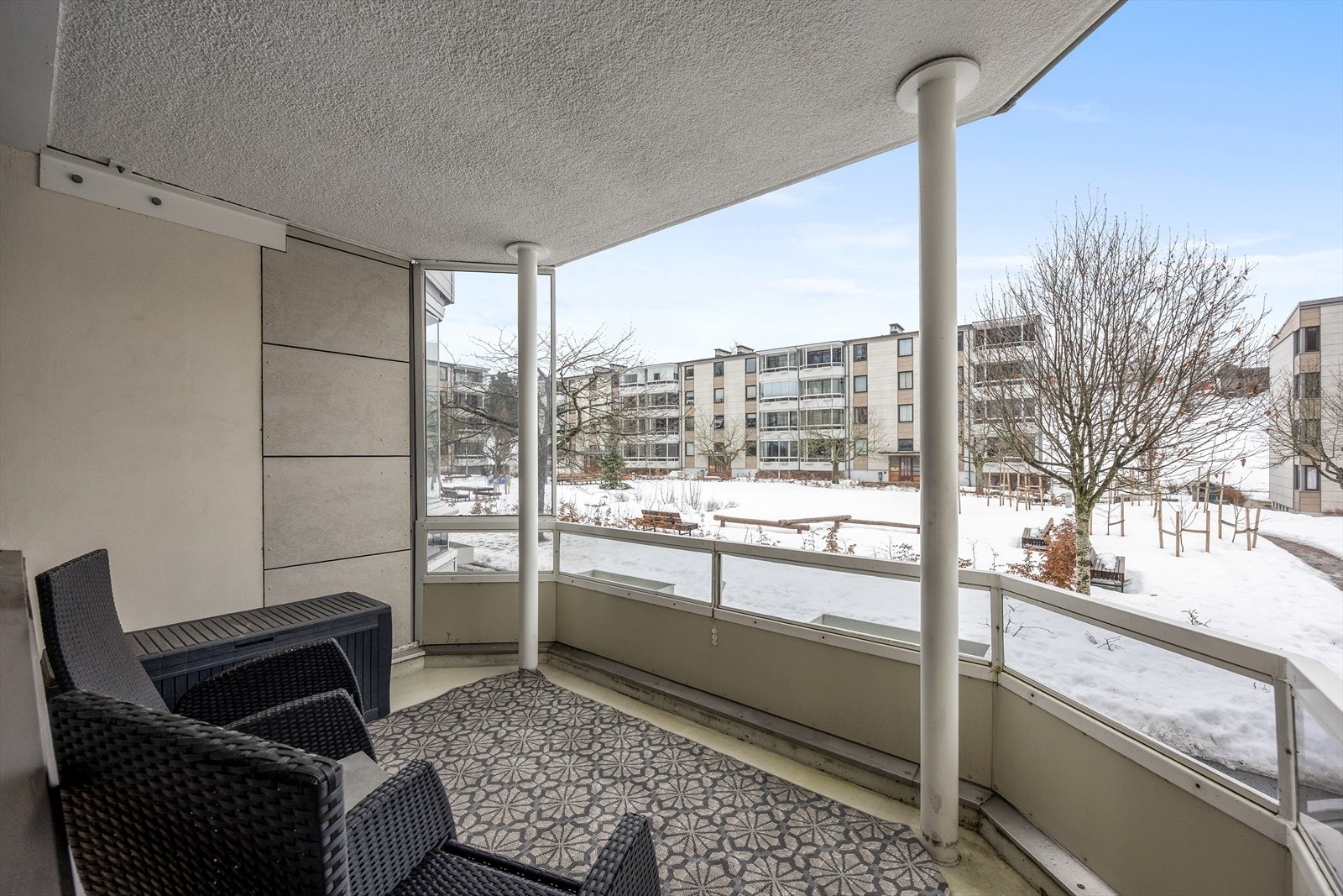 Balkongen har god plass til utemøbler, planter og grill. Galleribilde