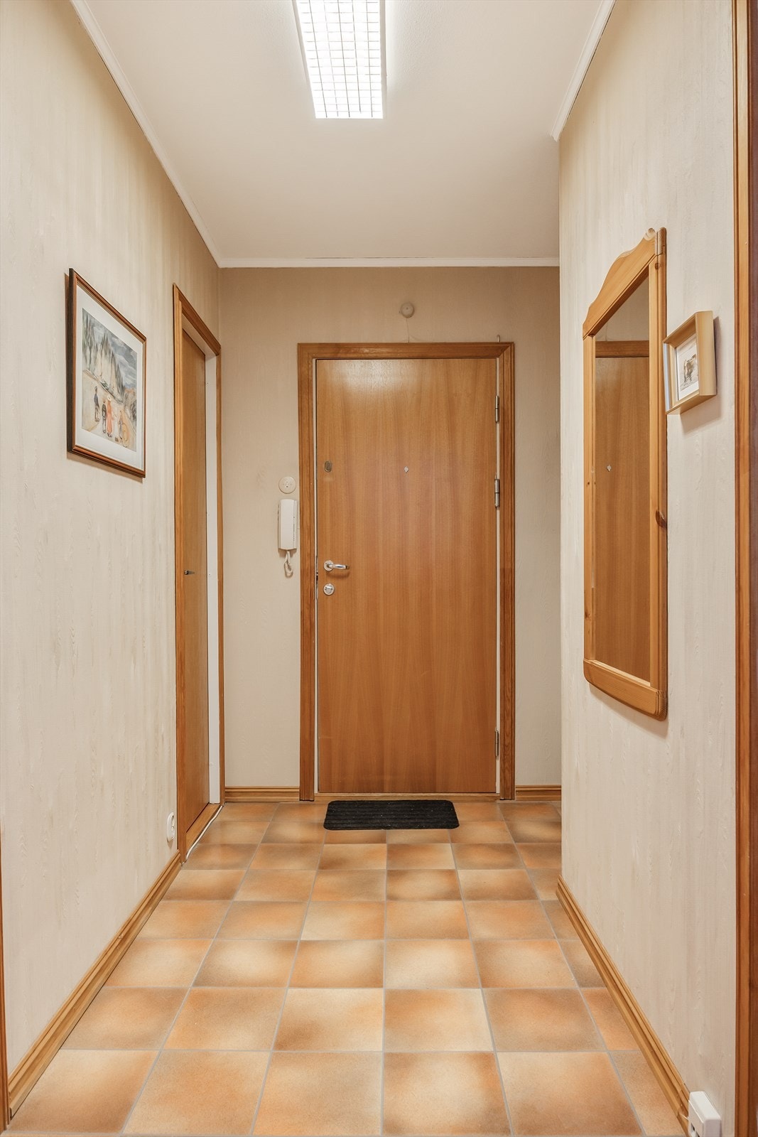 Leiligheten har en praktisk entré med god plass til oppheng av yttertøy og til å sette fra seg sko. Galleribilde