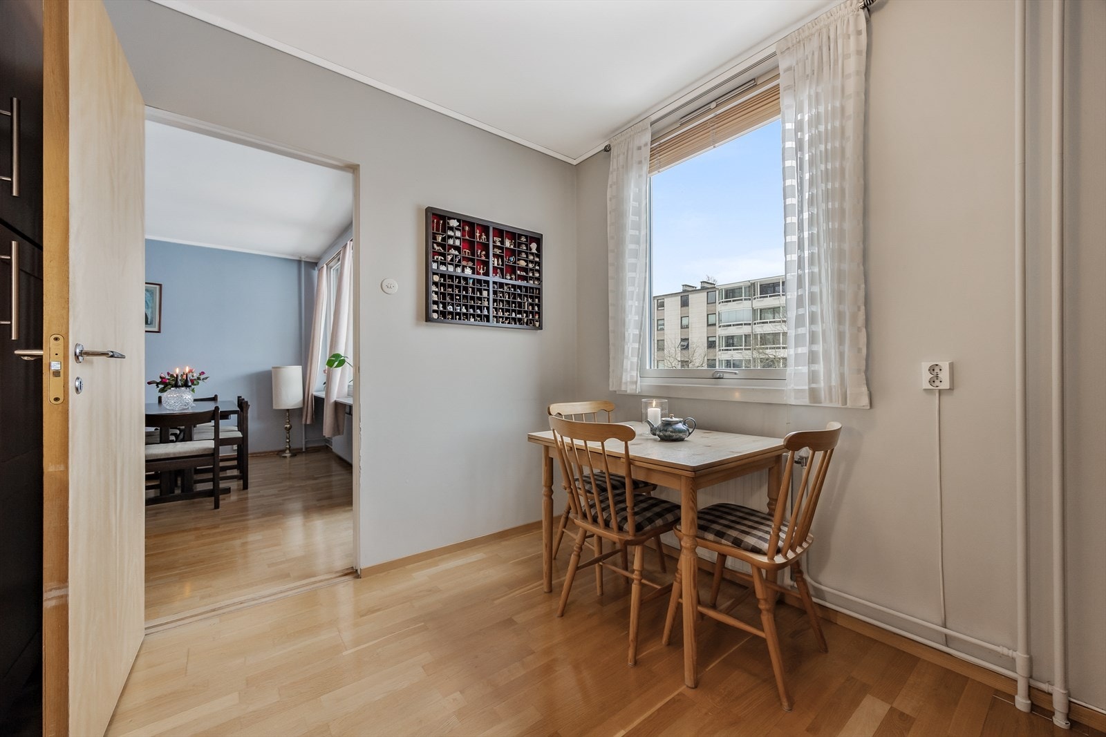 Det er plass til et frokostbord ved vinduet. Galleribilde