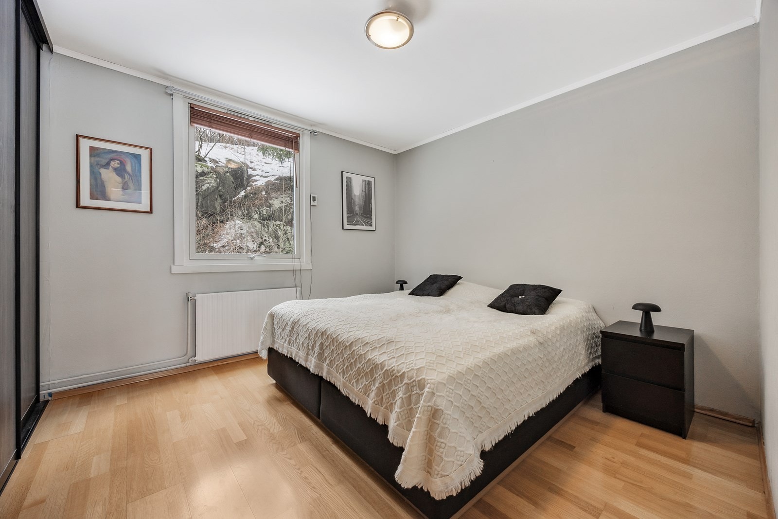 Rommet har parkett på gulvet og vindu med isolerglass fra 2016. Galleribilde