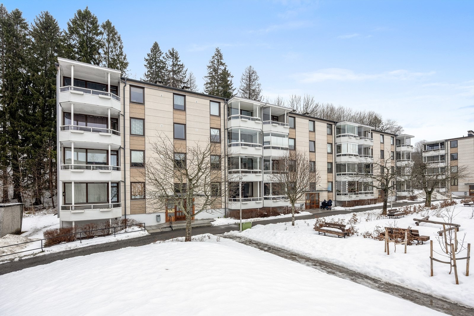 Rett utenfor boligen har du et stort grøntareal med lekeplass. Galleribilde