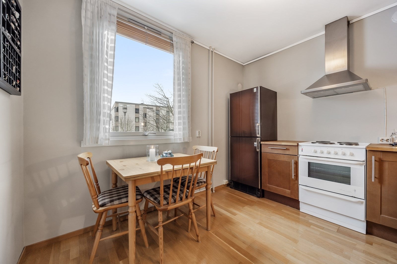 Innredningen har profilerte fronter og benkeplate i tre. Galleribilde